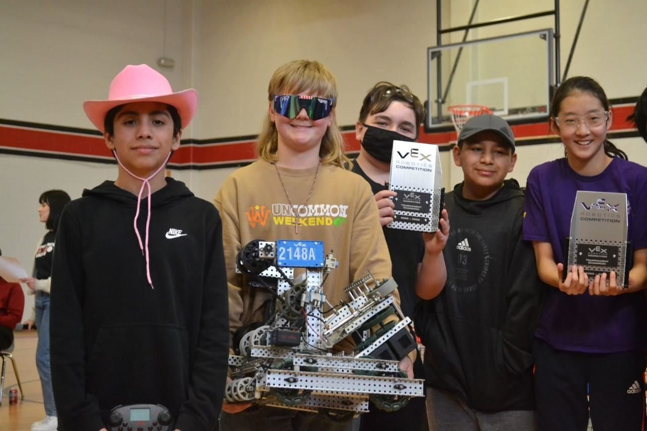 stories/robotics_team_with_trophy.jpg